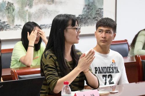 辅导员陈晓玲主持