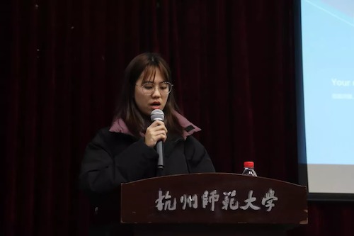 李悦宣读《违纪处分条例》