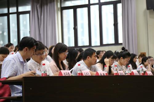 出席交接会的嘉宾们